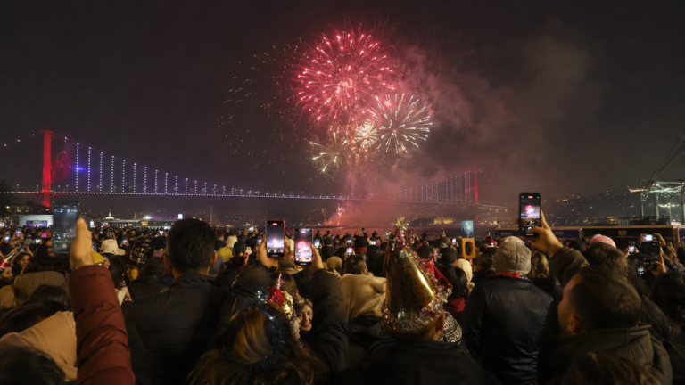 Estambul: Crucero de Nochevieja por el Bósforo con Cena y Fiesta 2027
