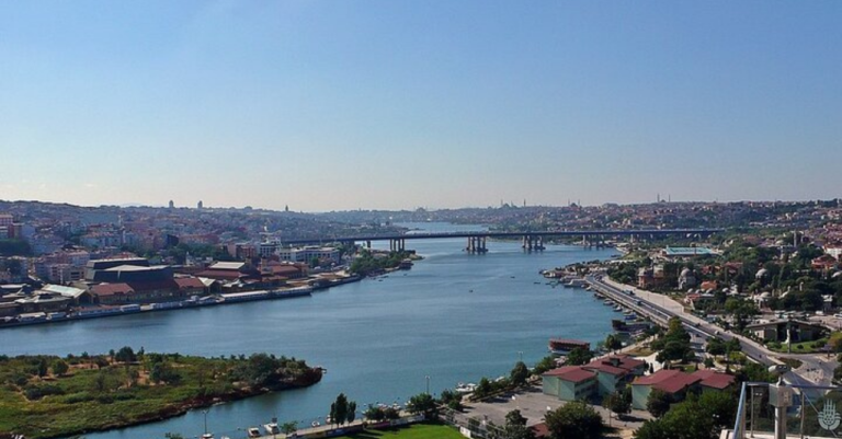 Istanbul: Europe and Asia Tour with Bosphorus Cruise
