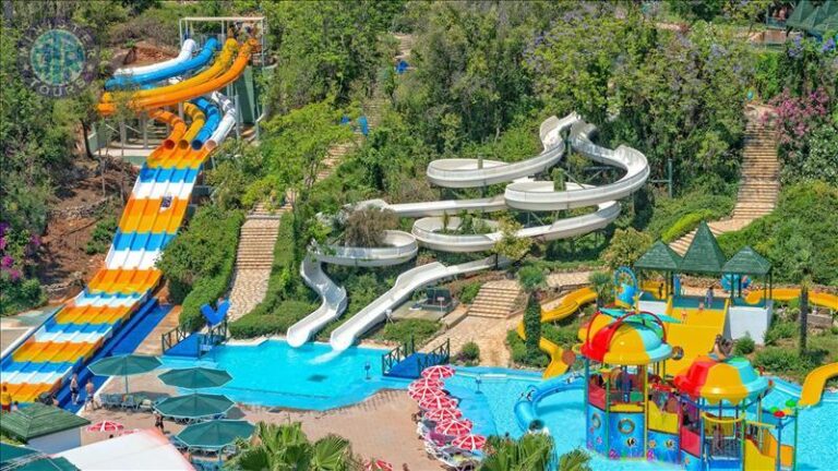 From Antalya: Aquapark Tour with Lunch & Transfer