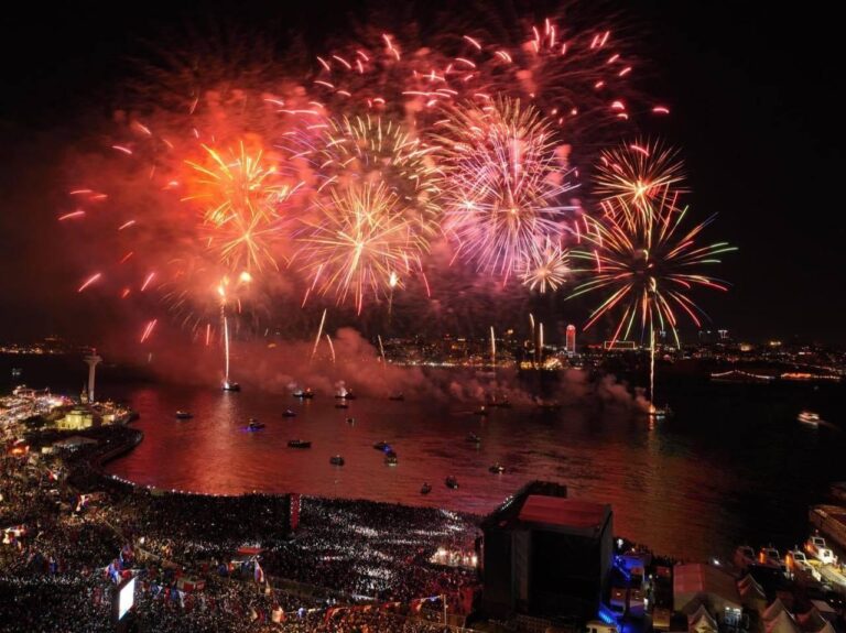 Istanbul: New Year’s Eve Bosphorus Dinner Cruise Party 2027