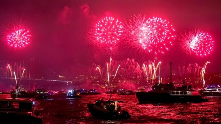 Istanbul: New Year’s Eve Bosphorus Dinner Cruise Party 2027